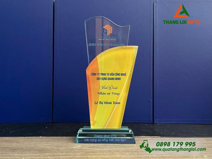 Cúp Pha Lê - In Logo Doanh Nghiệp Quang Minh Làm Quà Vinh Danh Nhân Viên