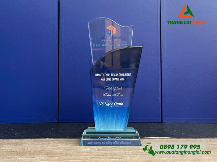 Cúp Pha Lê - In Logo Doanh Nghiệp Quang Minh Làm Quà Vinh Danh Nhân Viên