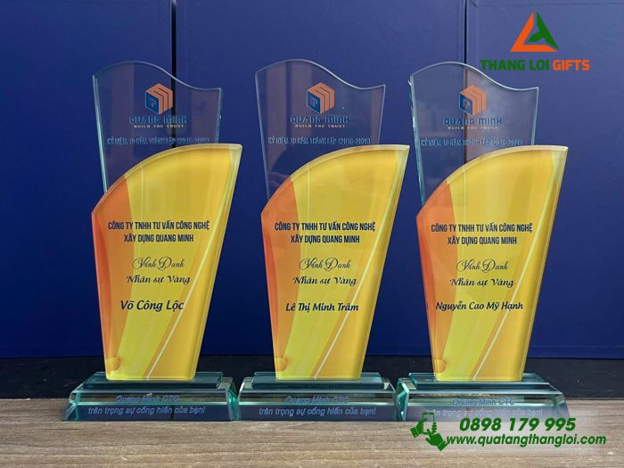 Cúp Pha Lê - In Logo Doanh Nghiệp Quang Minh Làm Quà Vinh Danh Nhân Viên