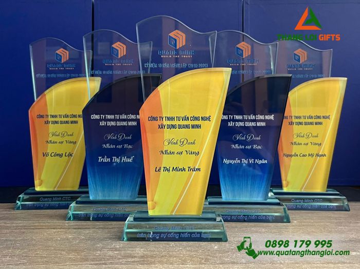 Cúp Pha Lê - In Logo Doanh Nghiệp Quang Minh Làm Quà Vinh Danh Nhân Viên