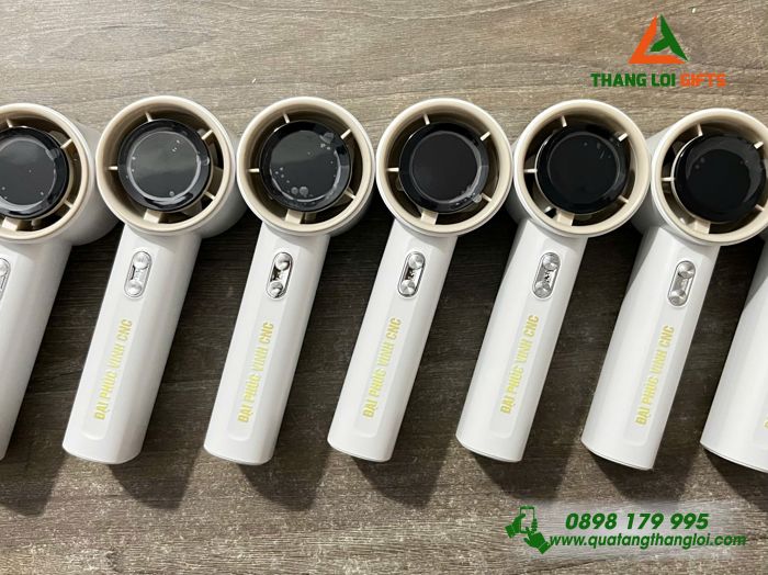 Quạt Mini Cầm Tay 4.000mAh Màu Trắng Kem In Logo Doanh Nghiệp Đại Phúc Vinh CNC