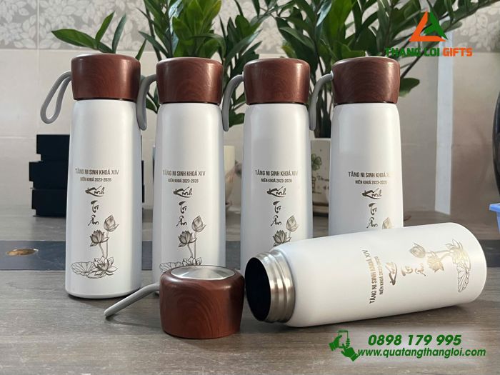 Bình Giữ Nhiệt Nắp Vân Gỗ 500ml Màu Trắng Khắc Hình Ảnh Hoa Sen