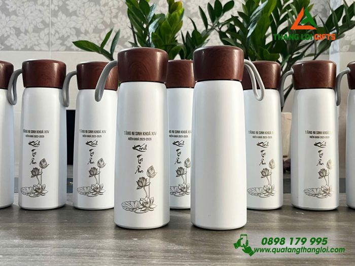 Bình Giữ Nhiệt Nắp Vân Gỗ 500ml Màu Trắng Khắc Hình Ảnh Hoa Sen