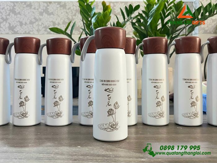 Bình Giữ Nhiệt Nắp Vân Gỗ 500ml Màu Trắng Khắc Hình Ảnh Hoa Sen