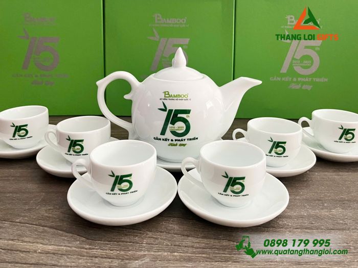 Bộ Ấm Trà Gốm Sứ Cao Cấp In Logo Kỷ Niệm 15 Năm Thành Lập Trường Hội Nhập Quốc Tế BAMBOO