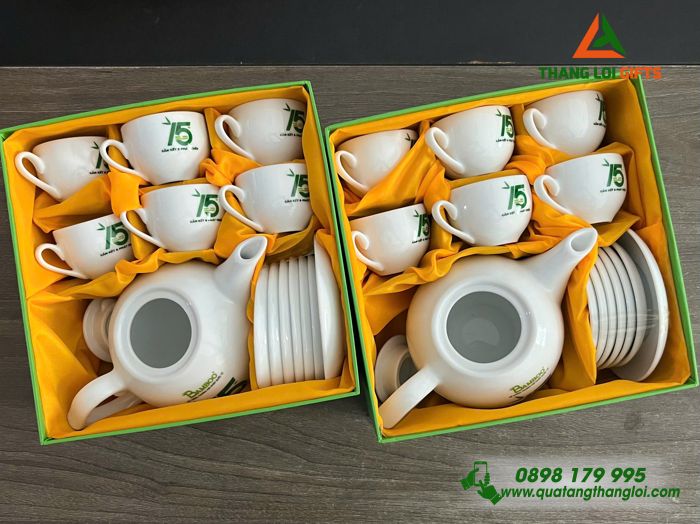 Bộ Ấm Trà Gốm Sứ Cao Cấp In Logo Kỷ Niệm 15 Năm Thành Lập Trường Hội Nhập Quốc Tế BAMBOO