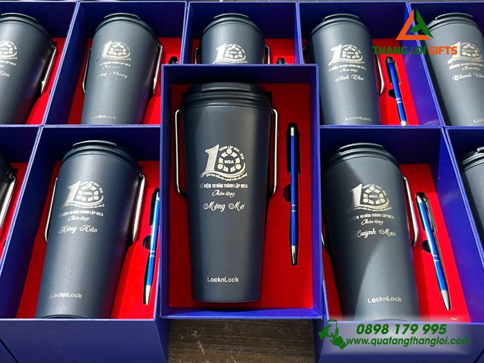 Combo Cao Cấp (Ly Lock & Bút) Màu Xanh In Khắc Logo Kỷ Niệm 10 Năm Trung Tâm Anh Ngữ Tây Âu Mỹ Làm Quà Tặng