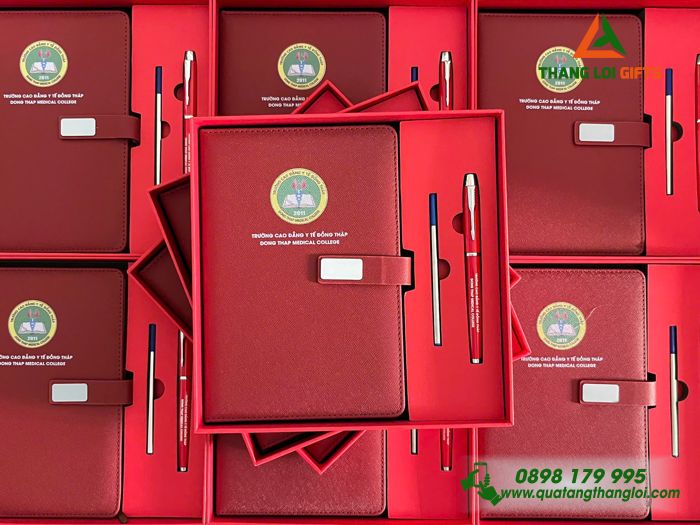 Combo Quà Tặng (Sổ Dán Gáy & Bút) Màu Đỏ In Khắc Logo Trường Cao Đẳng Y Tế Đồng Tháp