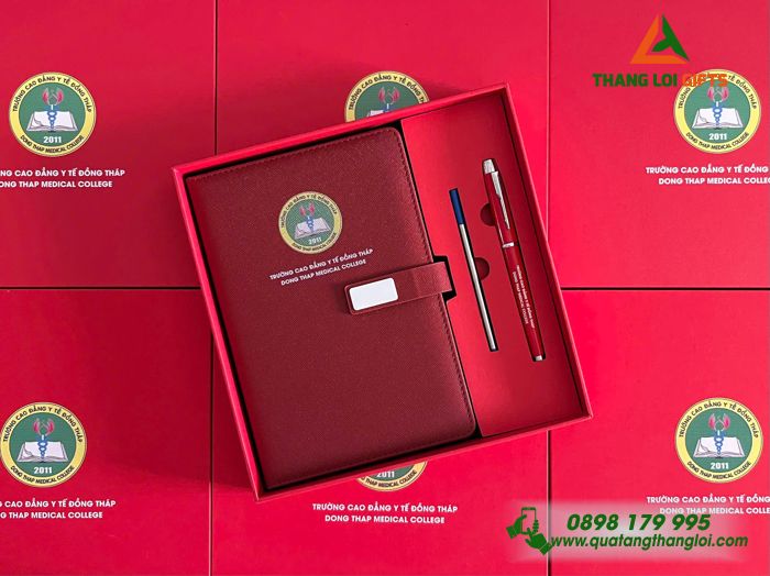 Combo Quà Tặng (Sổ Dán Gáy & Bút) Màu Đỏ In Khắc Logo Trường Cao Đẳng Y Tế Đồng Tháp