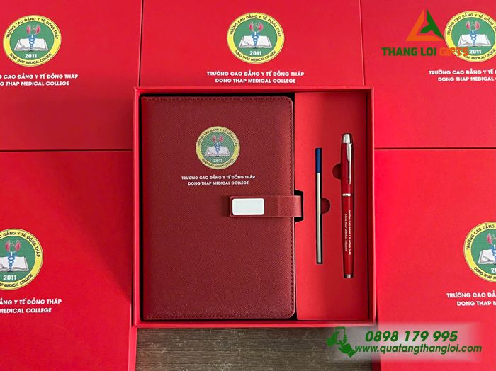 Combo Quà Tặng (Sổ Dán Gáy & Bút) Màu Đỏ In Khắc Logo Trường Cao Đẳng Y Tế Đồng Tháp