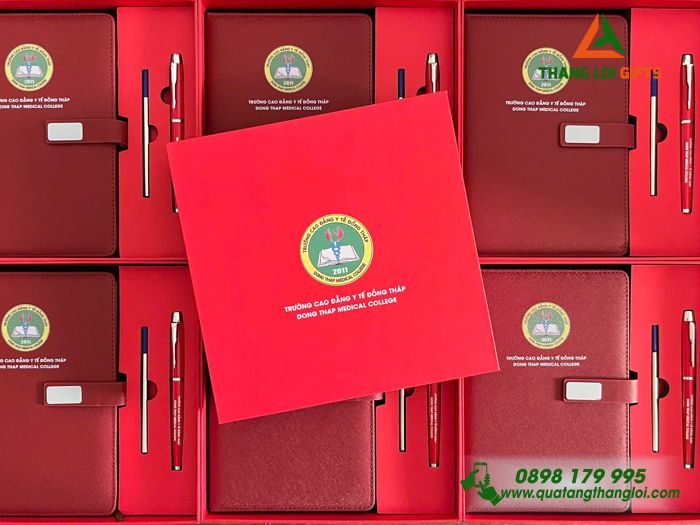 Combo Quà Tặng (Sổ Dán Gáy & Bút) Màu Đỏ In Khắc Logo Trường Cao Đẳng Y Tế Đồng Tháp