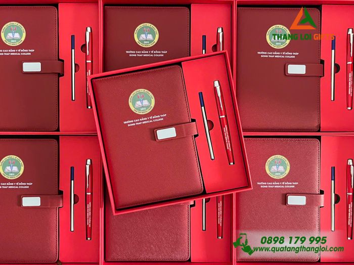 Combo Quà Tặng (Sổ Dán Gáy & Bút) Màu Đỏ In Khắc Logo Trường Cao Đẳng Y Tế Đồng Tháp