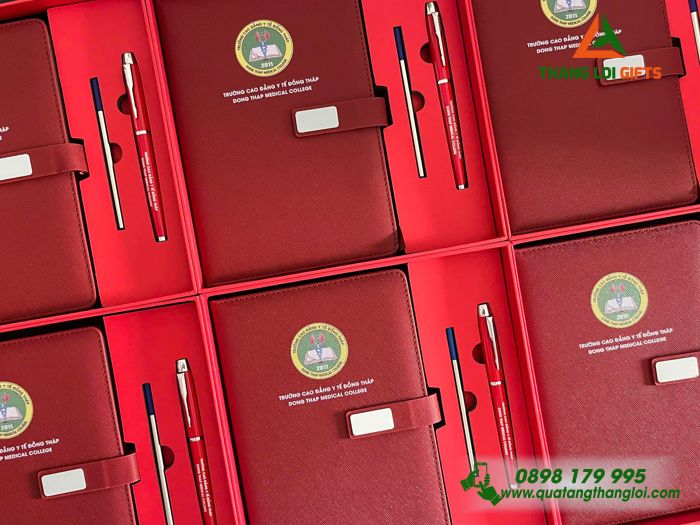 Combo Quà Tặng (Sổ Dán Gáy & Bút) Màu Đỏ In Khắc Logo Trường Cao Đẳng Y Tế Đồng Tháp