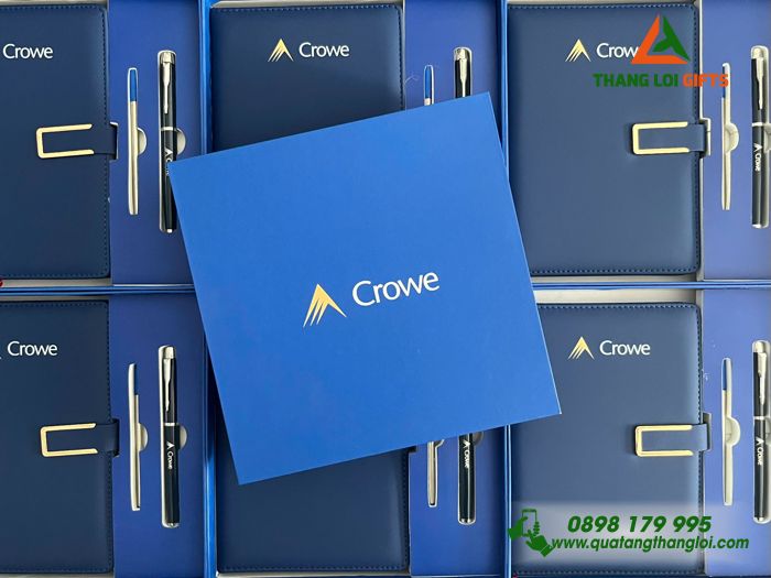 Combo Quà Tặng (Sổ Dán Gáy & Bút) Màu Xanh In Khắc Logo Doanh Nghiệp Crowe