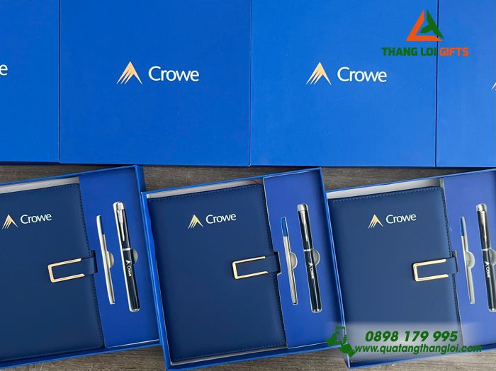 Combo Quà Tặng (Sổ Dán Gáy & Bút) Màu Xanh In Khắc Logo Doanh Nghiệp Crowe