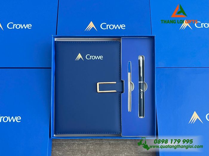 Combo Quà Tặng (Sổ Dán Gáy & Bút) Màu Xanh In Khắc Logo Doanh Nghiệp Crowe