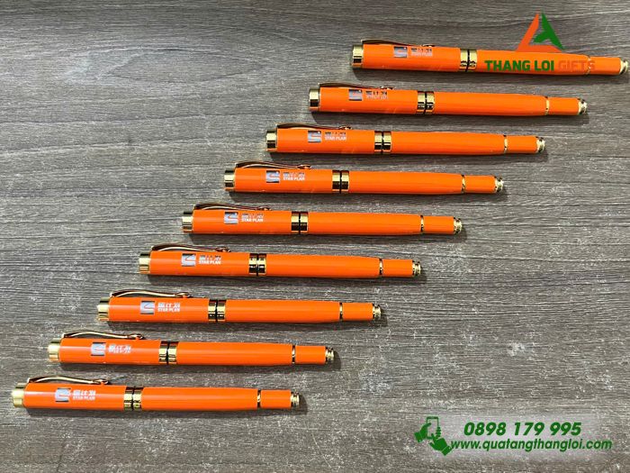 Bút Kim Loại Nắp Màu Cam Khoen Vàng Khắc Logo Doanh Nghiệp Luxshare ICT Làm Quà Tặng Sự Kiện