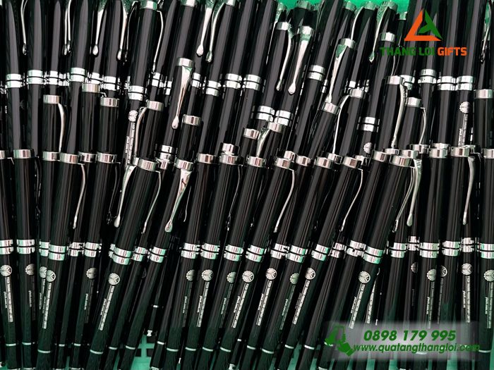 Bút Ký Kim Loại Nắp Màu Đen Khoen Bạc Khắc Logo Doanh Nghiệp Y TECH