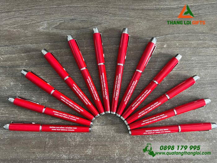 Bút Kim Loại Màu Đỏ Khắc Tên Trường Cao Đẳng Y Tế Đồng Tháp