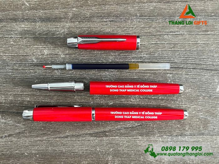 Bút Kim Loại Màu Đỏ Khắc Tên Trường Cao Đẳng Y Tế Đồng Tháp