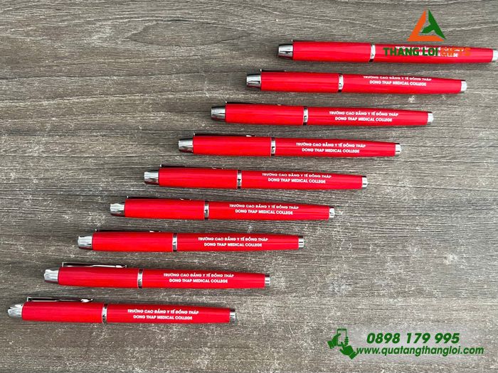 Bút Kim Loại Màu Đỏ Khắc Tên Trường Cao Đẳng Y Tế Đồng Tháp