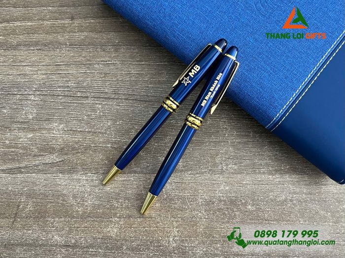 Bút Ký Xoay Màu Xanh Khoen Vàng Cao Cấp Khắc Logo Ngân Hàng MB Làm Quà Tặng