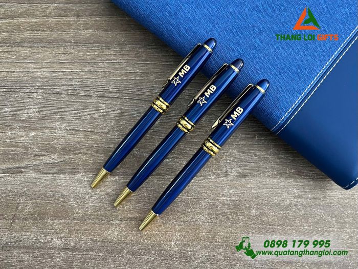 Bút Ký Xoay Màu Xanh Khoen Vàng Cao Cấp Khắc Logo Ngân Hàng MB Làm Quà Tặng