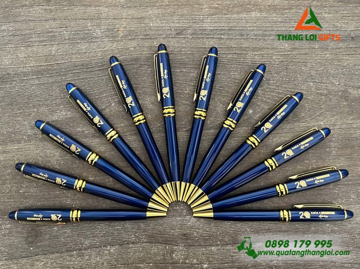 Bút Ký Kim Loại Xoay Màu Xanh Khoen Vàng Khắc Logo Kỷ Niệm 20 Năm Trường THPT Hà Huy Tập 