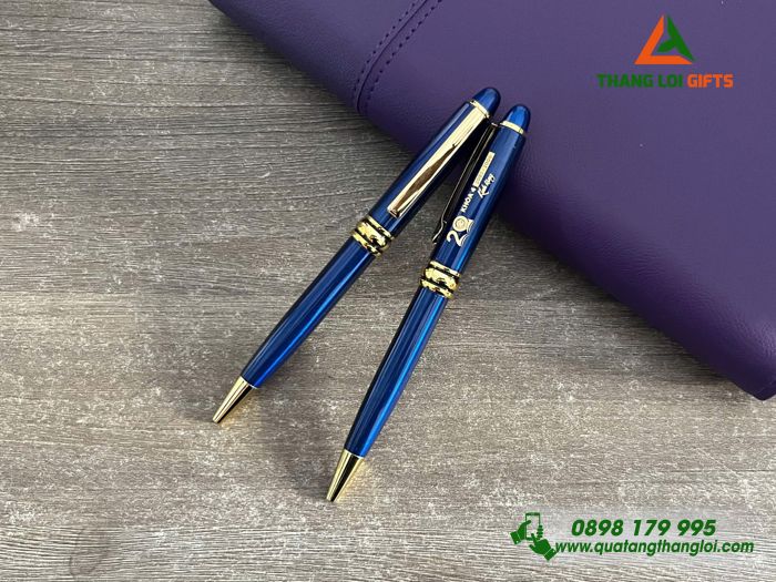 Bút Ký Kim Loại Xoay Màu Xanh Khoen Vàng Khắc Logo Kỷ Niệm 20 Năm Trường THPT Hà Huy Tập 