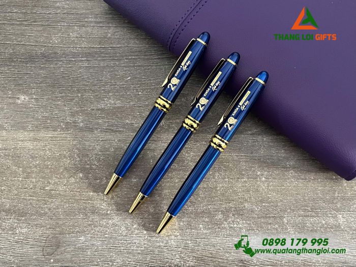 Bút Ký Kim Loại Xoay Màu Xanh Khoen Vàng Khắc Logo Kỷ Niệm 20 Năm Trường THPT Hà Huy Tập 