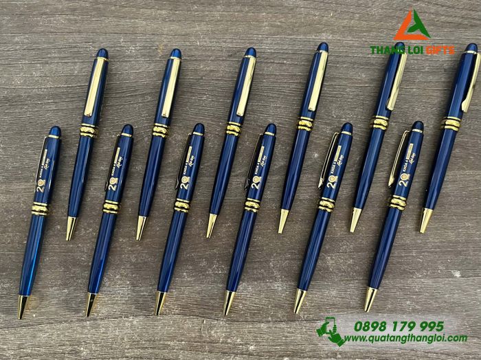 Bút Ký Kim Loại Xoay Màu Xanh Khoen Vàng Khắc Logo Kỷ Niệm 20 Năm Trường THPT Hà Huy Tập 