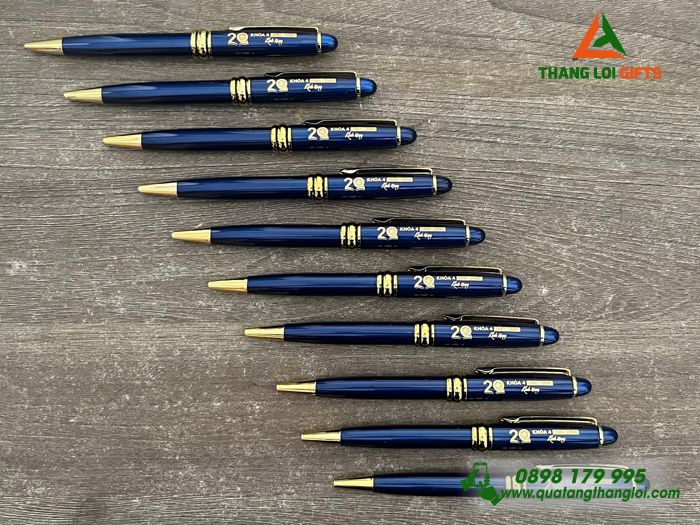 Bút Ký Kim Loại Xoay Màu Xanh Khoen Vàng Khắc Logo Kỷ Niệm 20 Năm Trường THPT Hà Huy Tập 