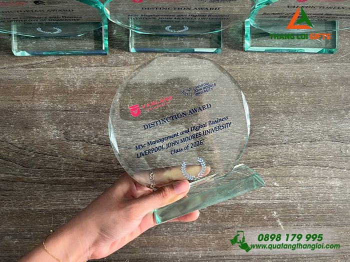 Cúp Thủy Tinh Tròn In Logo Trường Đại Học Văn Lang Làm Quà Tặng Vinh Danh