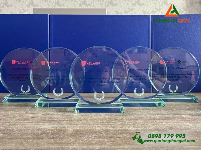 Cúp Thủy Tinh Tròn In Logo Trường Đại Học Văn Lang Làm Quà Tặng Vinh Danh