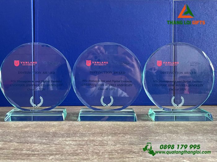Cúp Thủy Tinh Tròn In Logo Trường Đại Học Văn Lang Làm Quà Tặng Vinh Danh