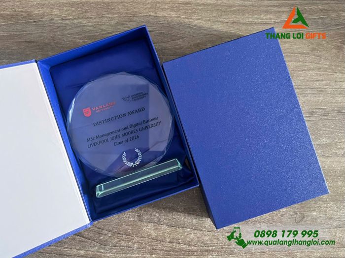 Cúp Thủy Tinh Tròn In Logo Trường Đại Học Văn Lang Làm Quà Tặng Vinh Danh