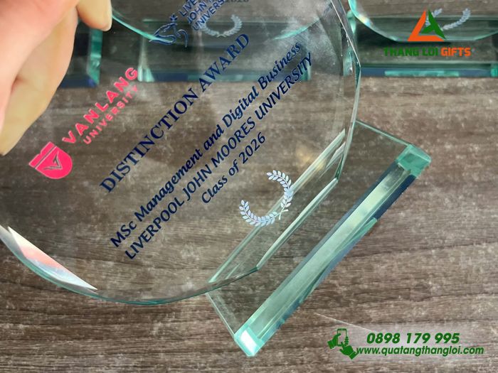Cúp Thủy Tinh Tròn In Logo Trường Đại Học Văn Lang Làm Quà Tặng Vinh Danh