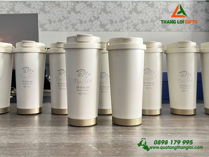 Ly Giữ Nhiệt 530ml Màu Trắng Kem Khắc Logo 20 Năm Ngày Trở Về Trường