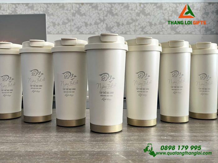 Ly Giữ Nhiệt 530ml Màu Trắng Kem Khắc Logo 20 Năm Ngày Trở Về Trường