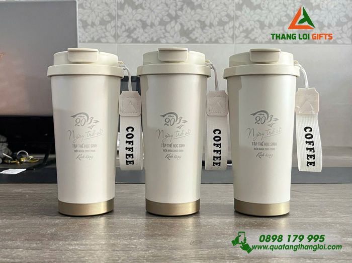 Ly Giữ Nhiệt 530ml Màu Trắng Kem Khắc Logo 20 Năm Ngày Trở Về Trường