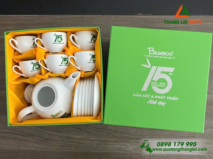 Bộ Ấm Trà Gốm Sứ Cao Cấp In Logo TRường Hội Nhập Quốc Tế BAMBOO