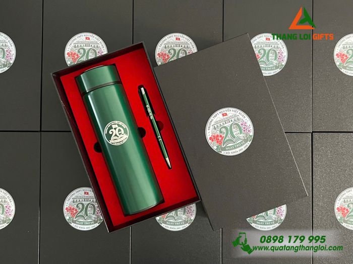 Bộ Quà Tặng (Bình & Bút) Màu Xanh Lá In Khắc Logo 20 Năm Ngày Trở Về Trường THPT Nguyễn Viết Xuân