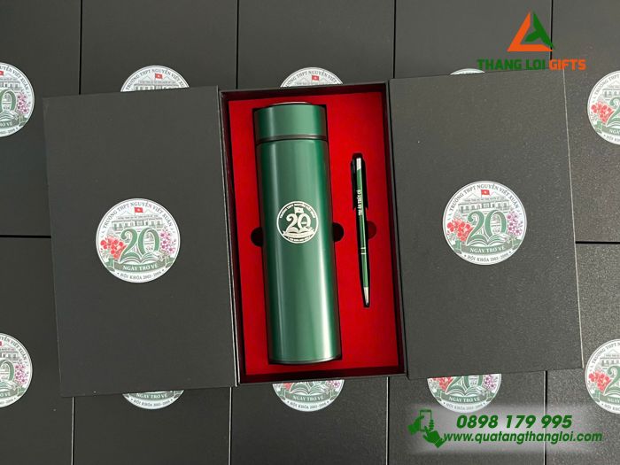 Bộ Quà Tặng (Bình & Bút) Màu Xanh Lá In Khắc Logo 20 Năm Ngày Trở Về Trường THPT Nguyễn Viết Xuân
