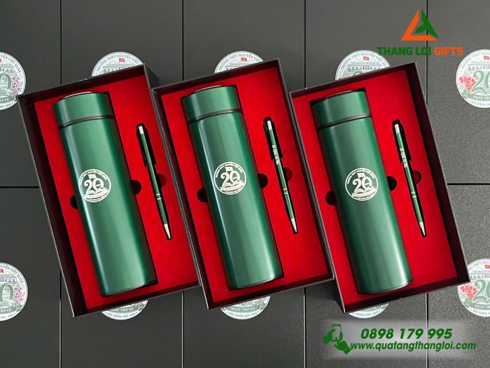 Bộ Quà Tặng (Bình & Bút) Màu Xanh Lá In Khắc Logo 20 Năm Ngày Trở Về Trường THPT Nguyễn Viết Xuân