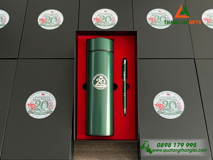 Bộ Quà Tặng (Bình & Bút) Màu Xanh Lá In Khắc Logo 20 Năm Ngày Trở Về Trường THPT Nguyễn Viết Xuân