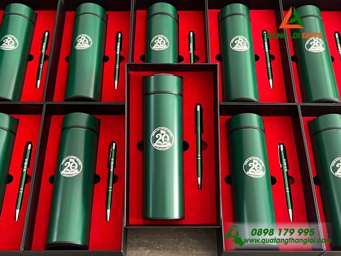 Bộ Quà Tặng (Bình & Bút) Màu Xanh Lá In Khắc Logo 20 Năm Ngày Trở Về Trường THPT Nguyễn Viết Xuân