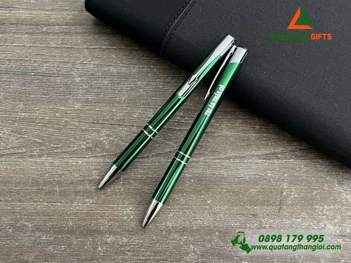 Bút Bi Kim Loại Bấm Màu Xanh Lá Khắc Tên