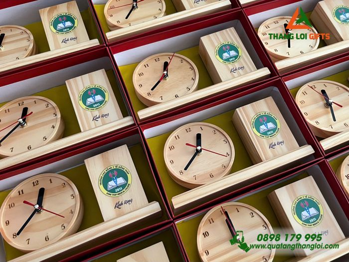 Đồng Hồ Gỗ Để Bàn Kèm Ống Đựng Bút In Logo Trường Cao Đẳng Y Tế Đồng Tháp