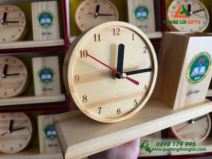 Đồng Hồ Gỗ Để Bàn Kèm Ống Đựng Bút In Logo Trường Cao Đẳng Y Tế Đồng Tháp