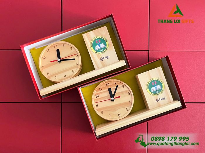 Đồng Hồ Gỗ Để Bàn Kèm Ống Đựng Bút In Logo Trường Cao Đẳng Y Tế Đồng Tháp